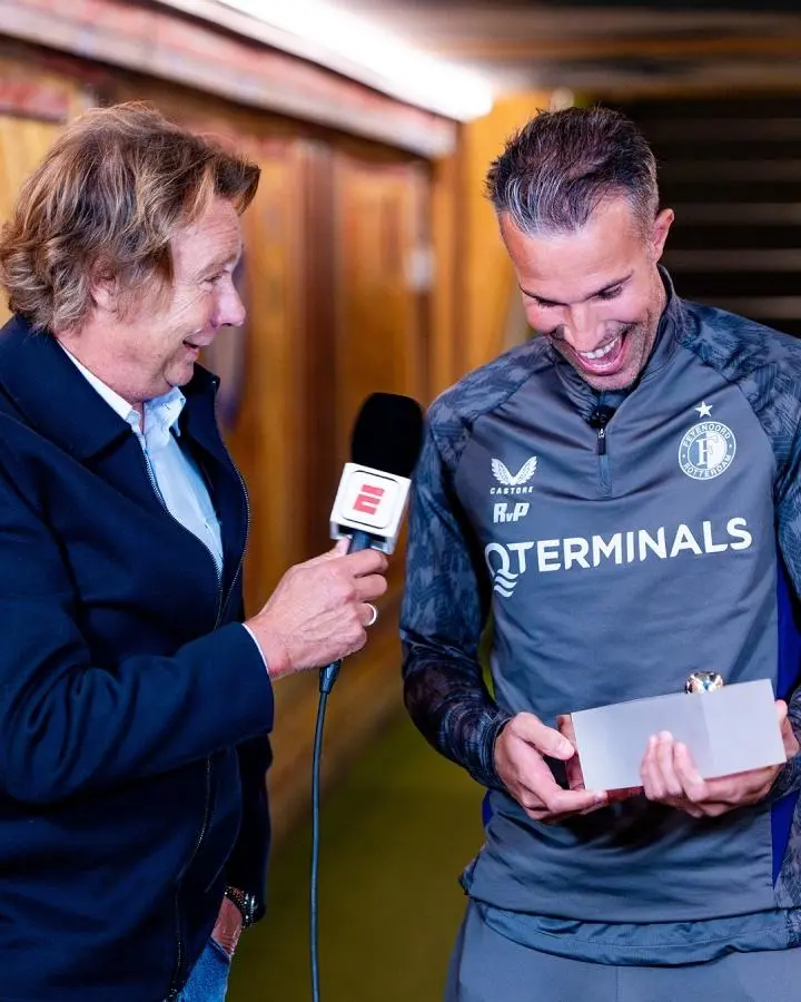 曼联碾压巴萨,范佩西统治全场 曼联碾压巴萨,范佩西统治全场