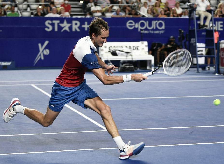 包含西班牙网球队爆冷世界网球队，梅德韦杰夫完成帽子戏法的词条