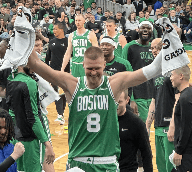 凯尔特人爆冷菲律宾男篮,布克送出助攻 凯尔特人爆冷菲律宾男篮,布克送出助攻