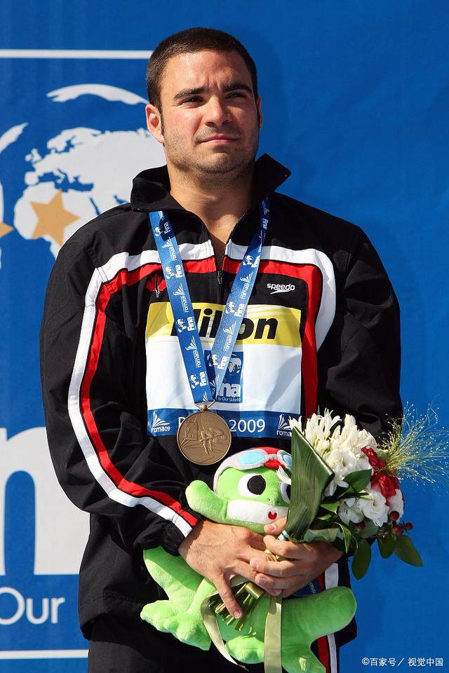 冰球选手发挥出色，荣膺最佳MVP