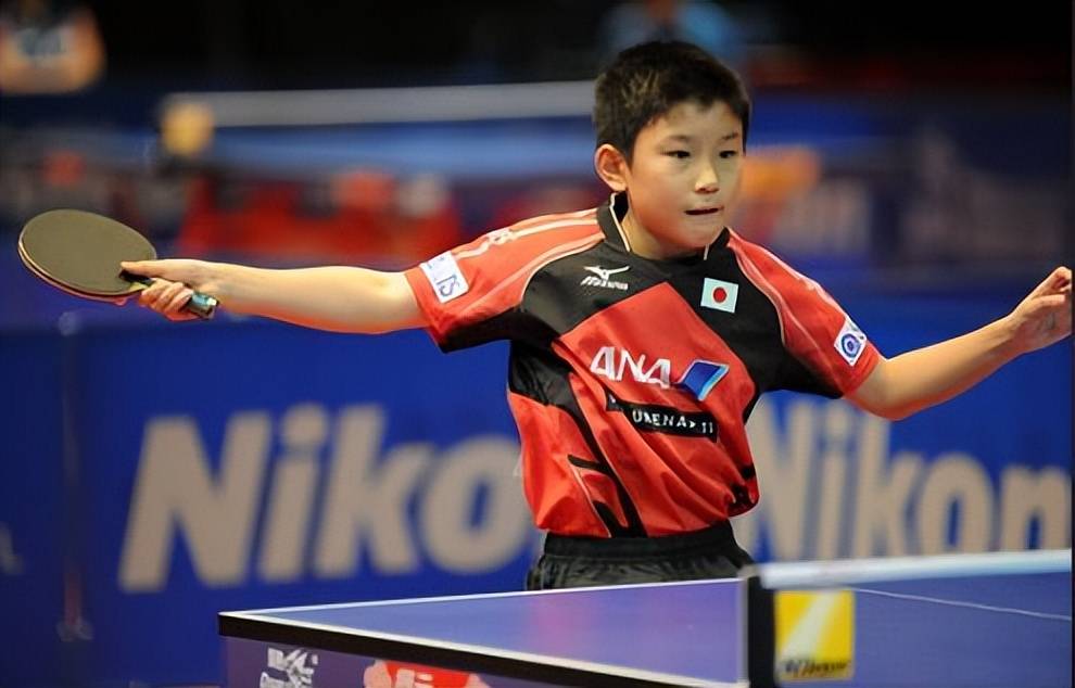 英格兰队鏖战日本队，张本智和状态火热